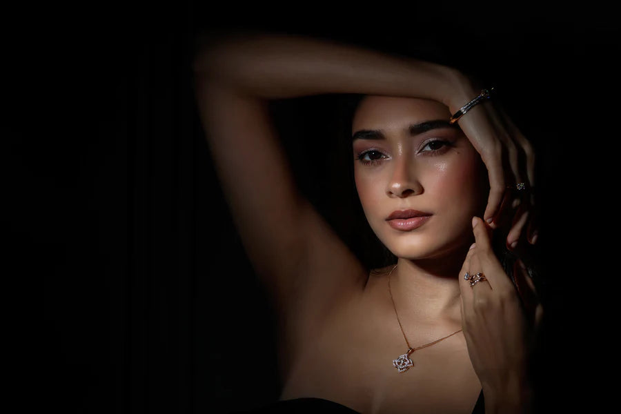 Elegant Loop Pendant – Stylish White Gold Statement Jewelry