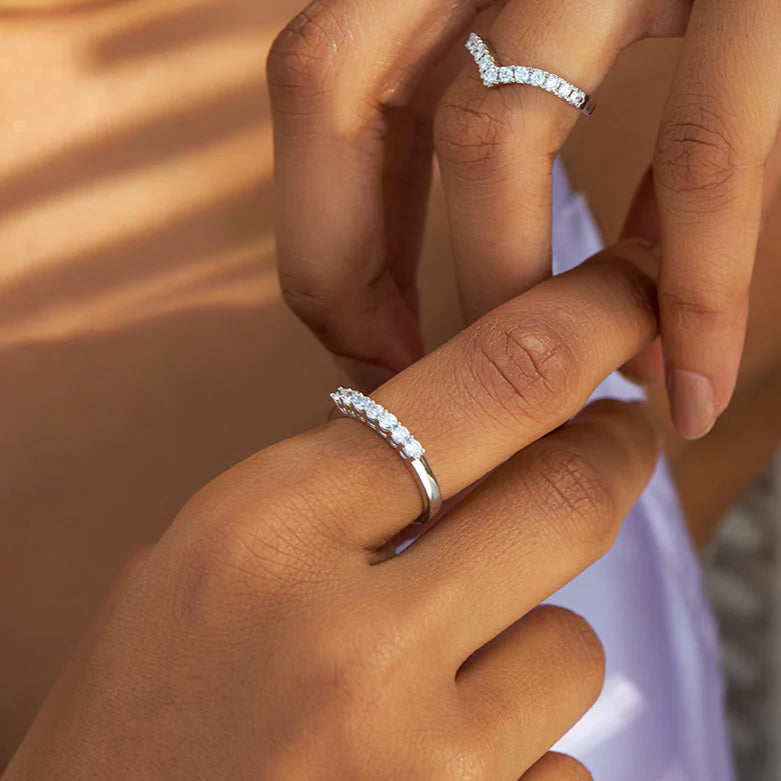 Classic Bloom Diamond Pendant – Elegant White Gold Necklace