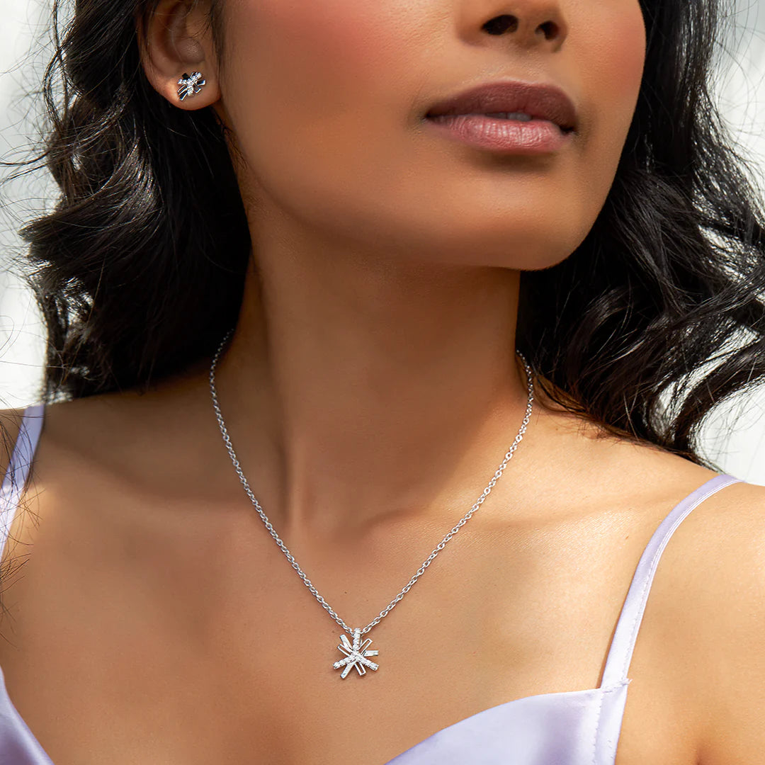 Elegant Loop Pendant – Stylish White Gold Statement Jewelry