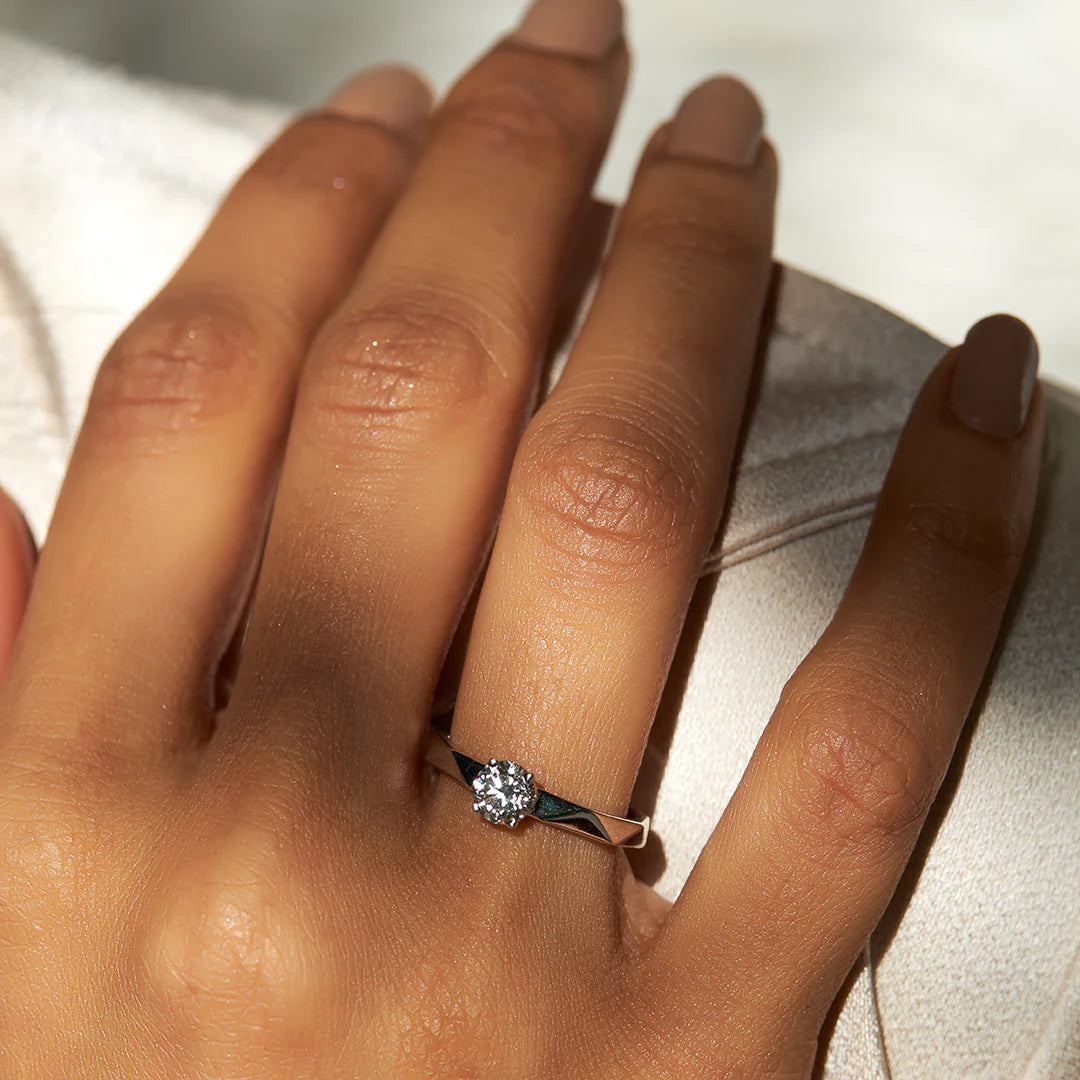 White Gold Solitaire Ring for Women – Faceted Band Design with Lab-Grown Diamond