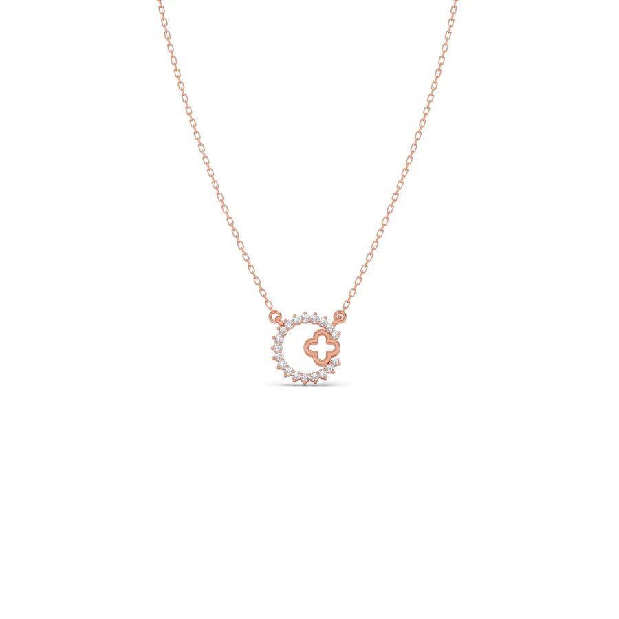 Diamond Circle Necklace with Clover Cutout – Elegant Pendant in Yellow Gold