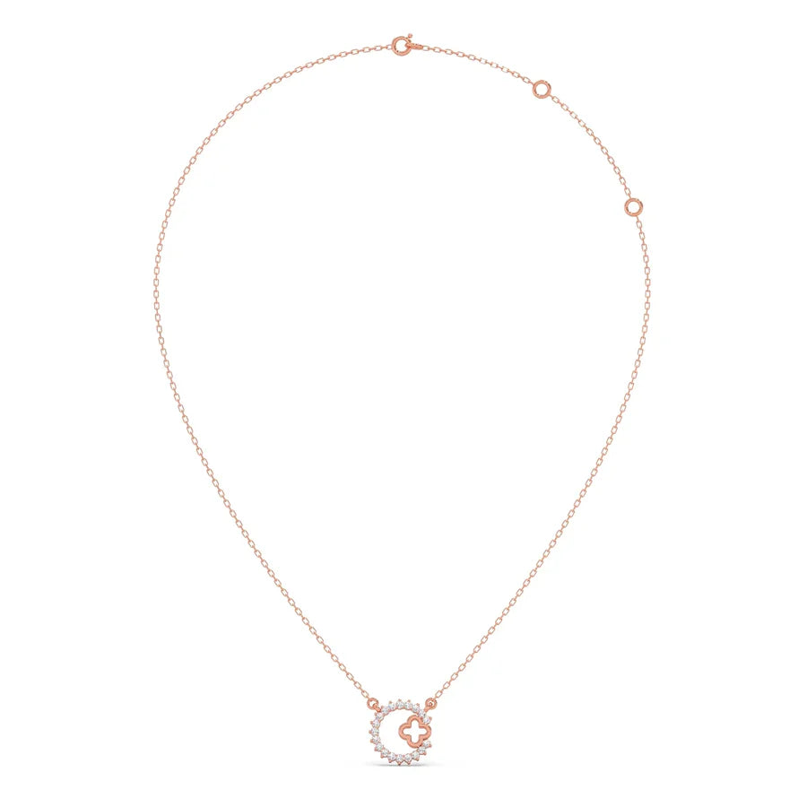 Diamond Circle Necklace with Clover Cutout – Elegant Pendant in Yellow Gold