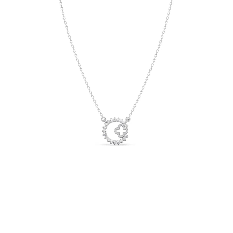 Diamond Circle Necklace with Clover Cutout – Elegant Pendant in Yellow Gold