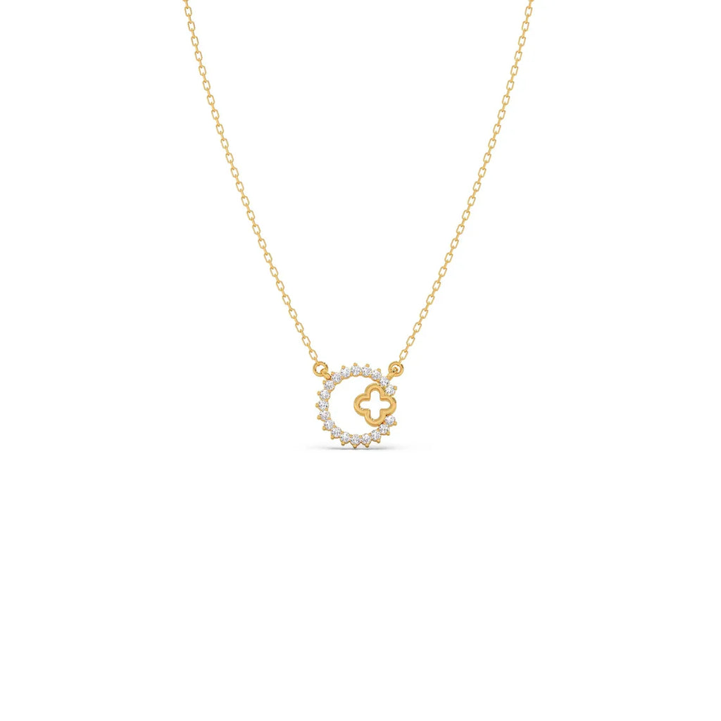 Diamond Circle Necklace with Clover Cutout – Elegant Pendant in Yellow Gold