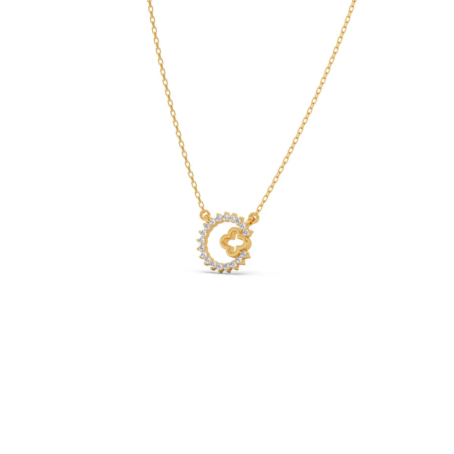 Diamond Circle Necklace with Clover Cutout – Elegant Pendant in Yellow Gold