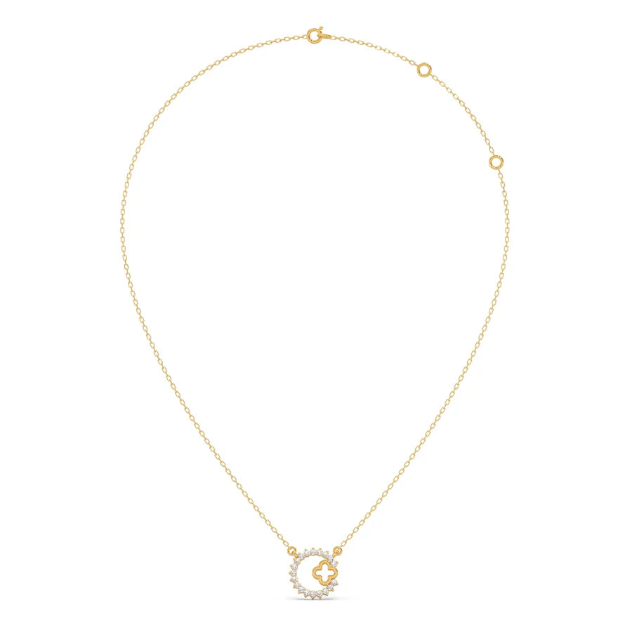 Diamond Circle Necklace with Clover Cutout – Elegant Pendant in Yellow Gold