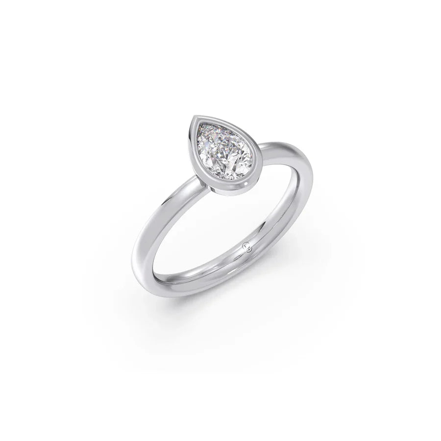 Pear-Shaped Diamond Solitaire Ring in Yellow Gold – Elegant Engagement Ring